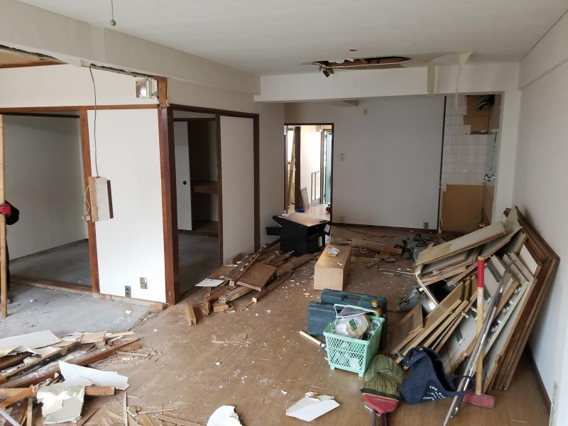 淀川区西宮原マンションの内装木部塗装工事,大阪で内装の塗装は塗装プロ職人工房にお任せください。